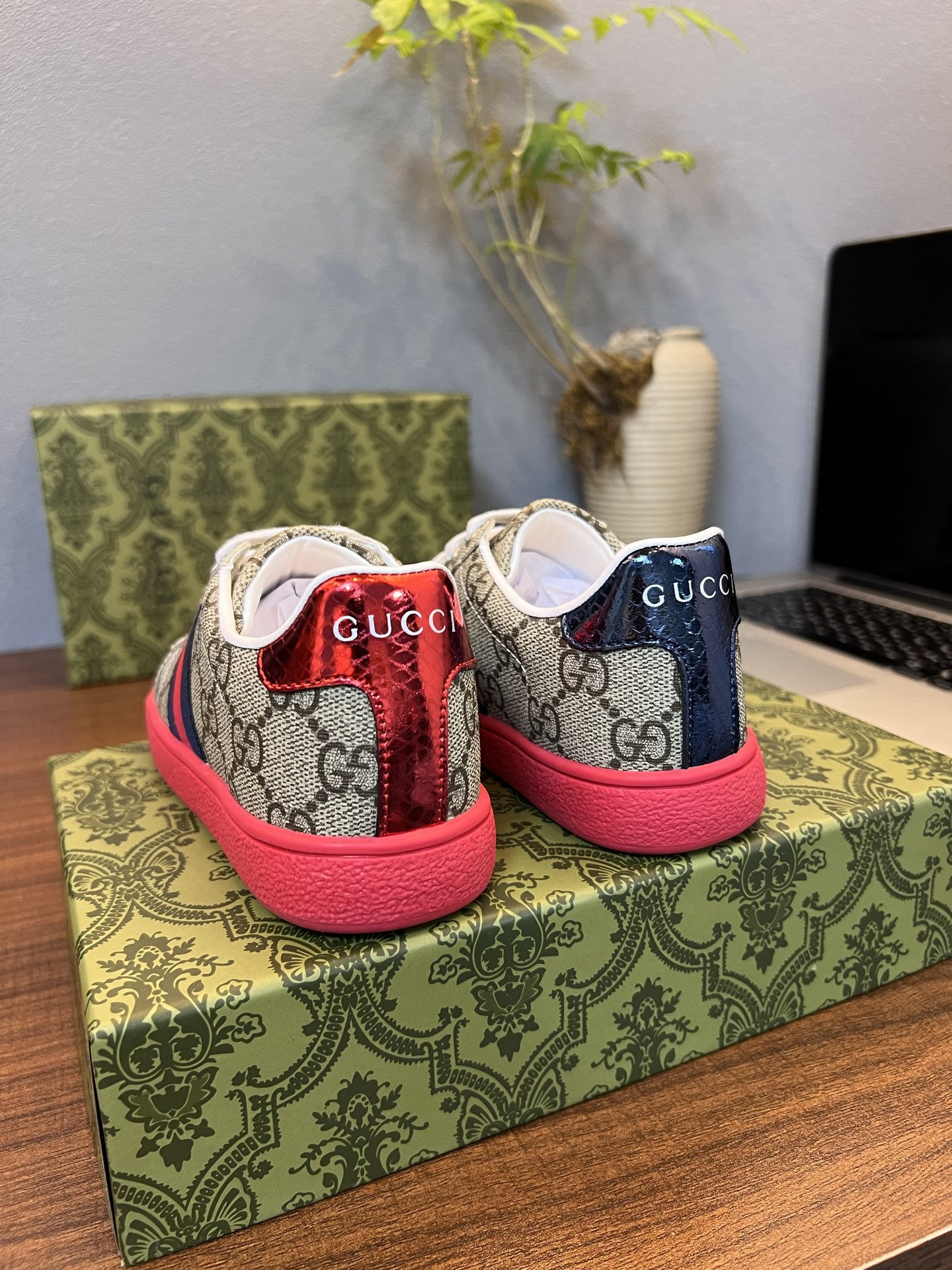 Children's shoes child